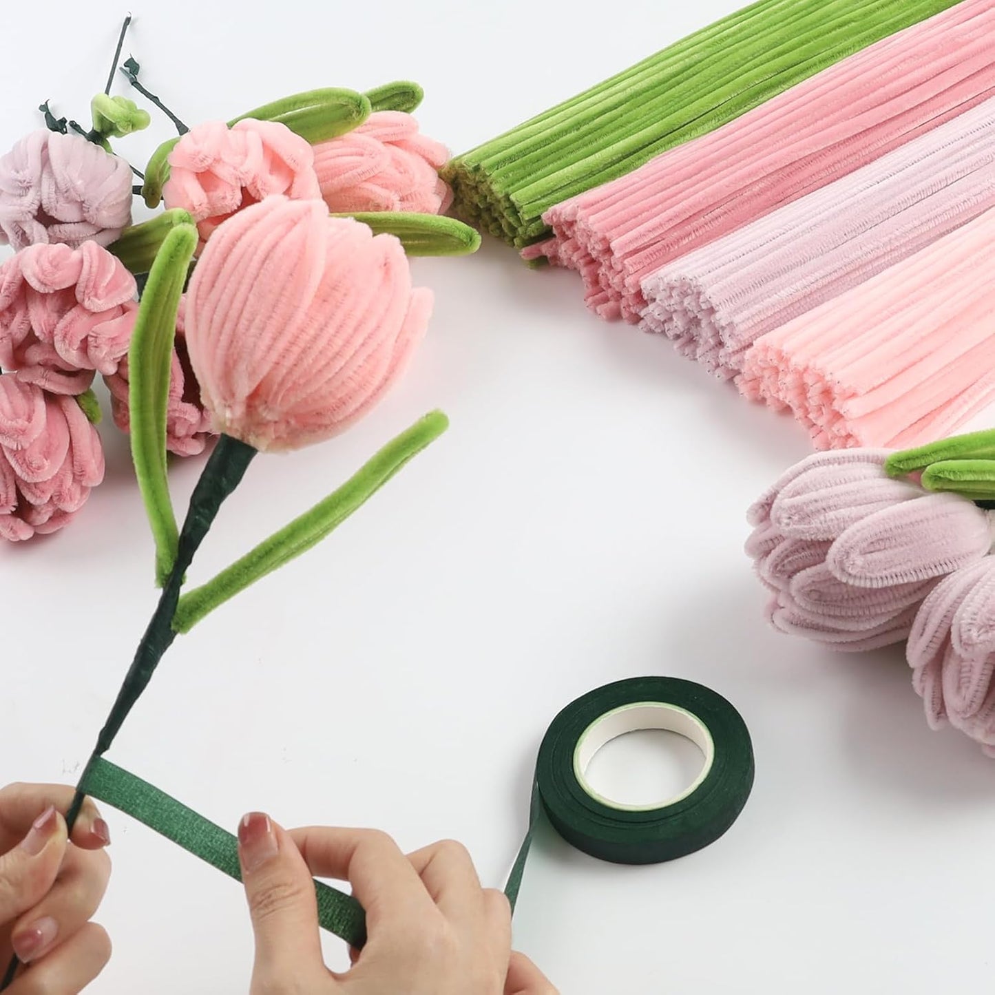 Rosa Tulip Bouquet Pfeifenreiniger Set, 400 Stück Pfeifenputzer zum Basteln 4 Farben Pipe Cleaner mit 20 Stück Grünem Bastelfaden, Geschenkband, Klebeband（Dunkelrosa, Mittelrosa, Hellrosa）